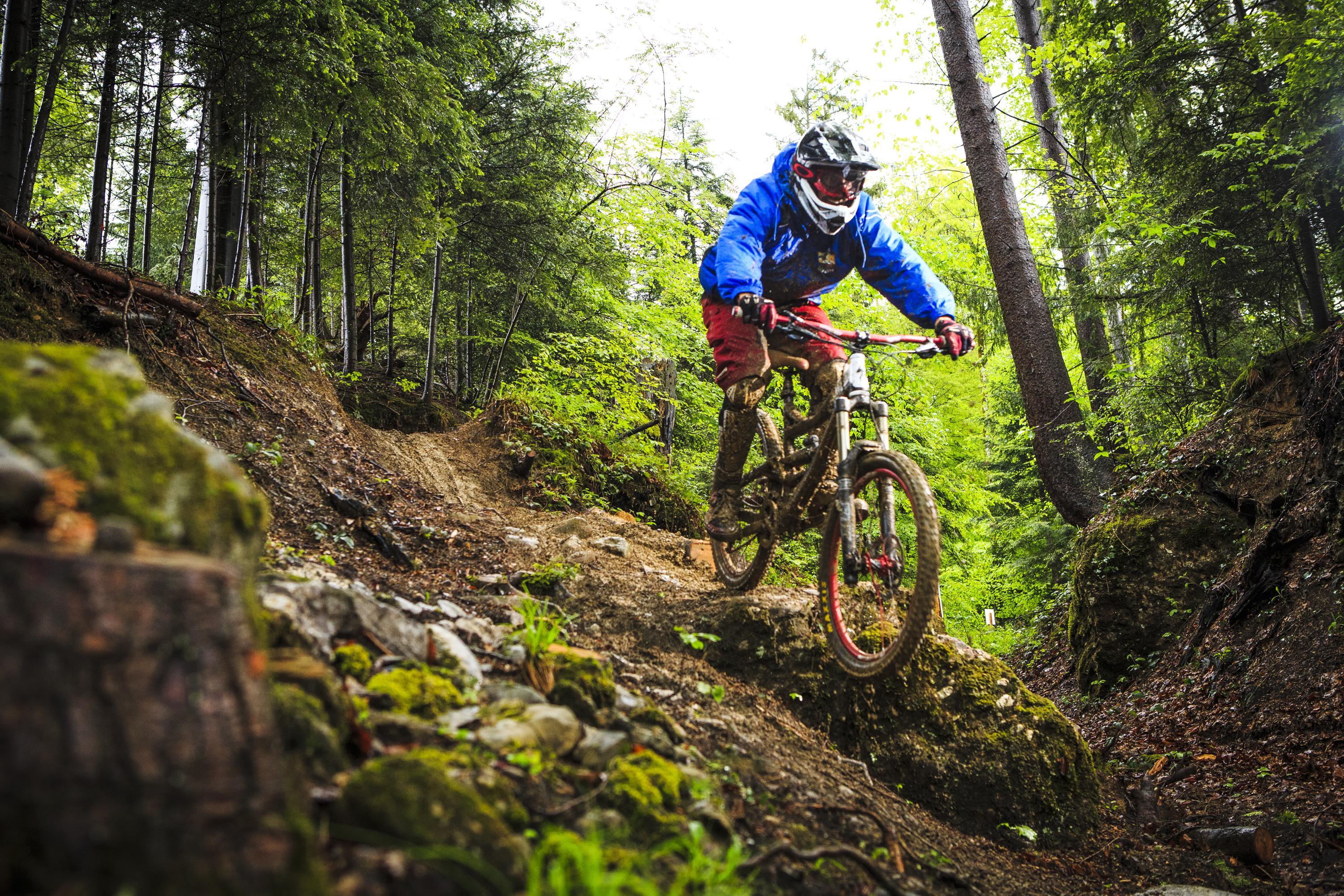 Velofahrer auf dem Zugerberg Trail
